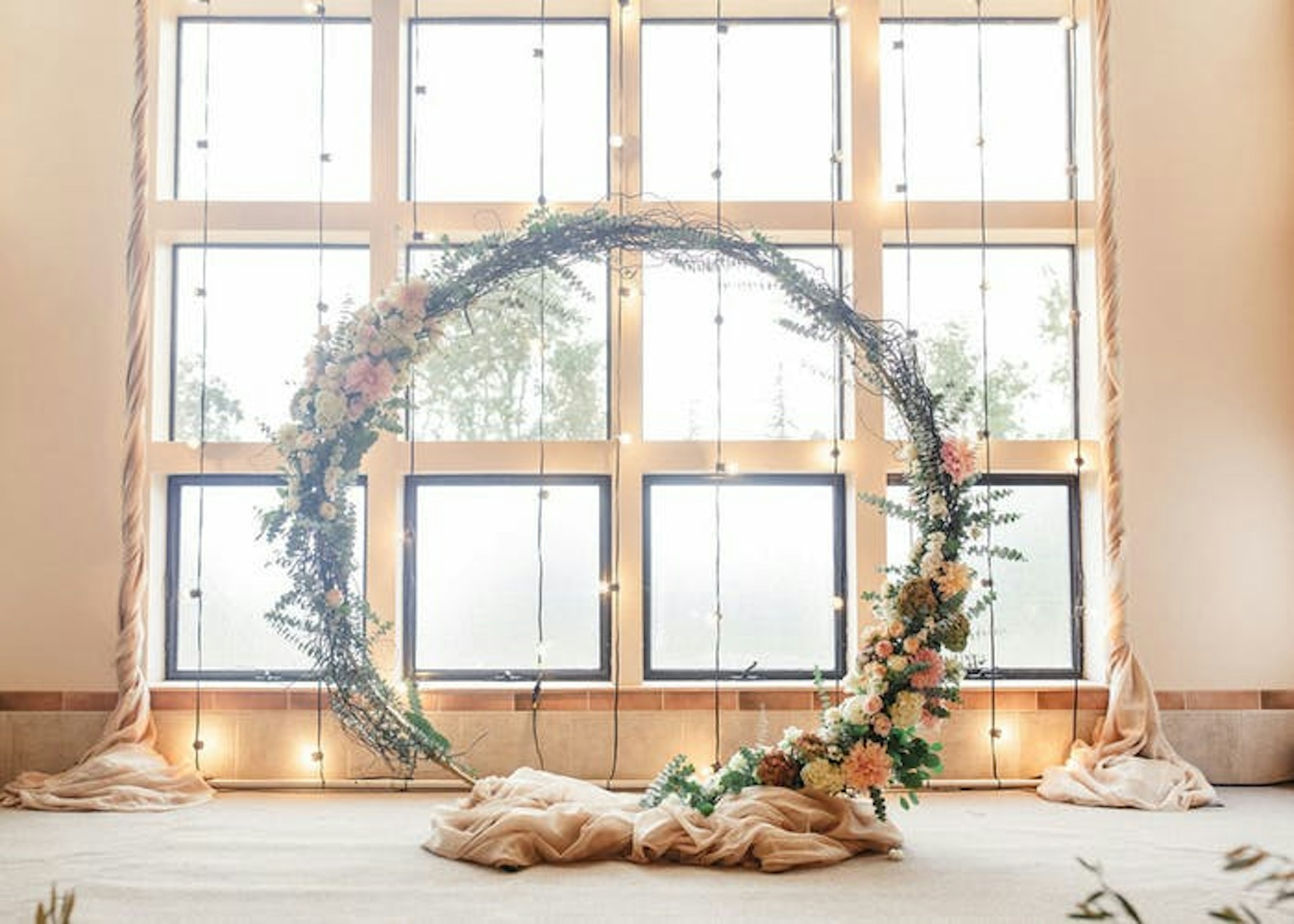 Circular wedding arch