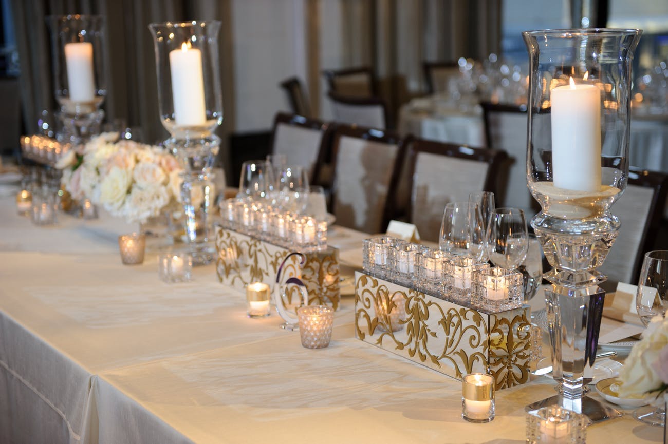7 Gold Wedding Centerpiece Ideas that Gleam & Glisten - PartySlate 7 Gold Wedding Centerpiece Ideas That Gleam & Glisten - Partyslate