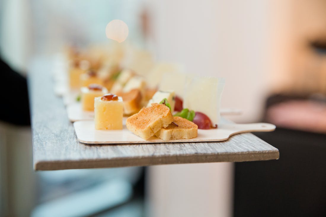 2021 Trends serving appetizer on a mini tray | PartySlate