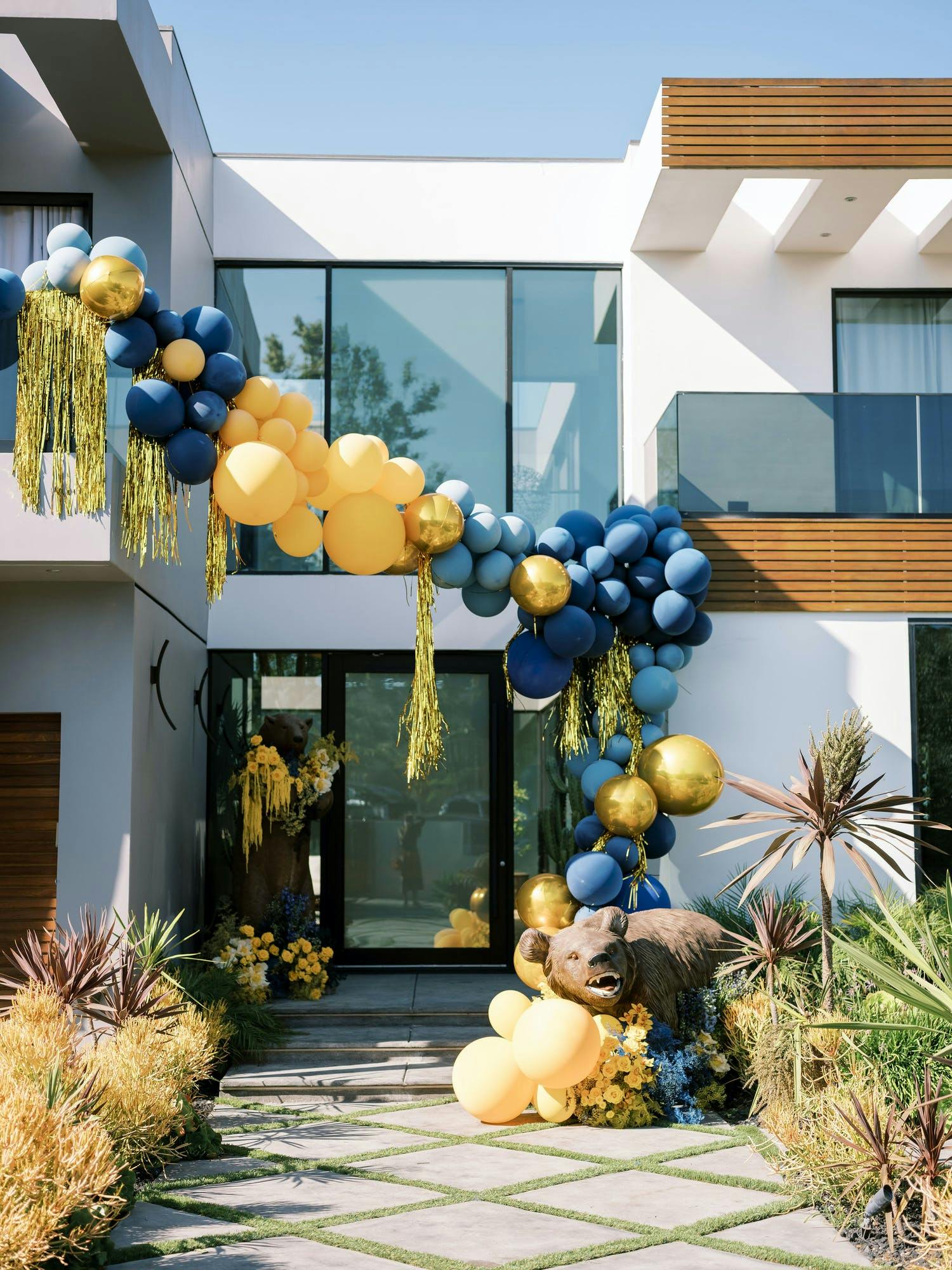A UC-Berkely themed graduation balloon installation 2021 trend | PartySlate