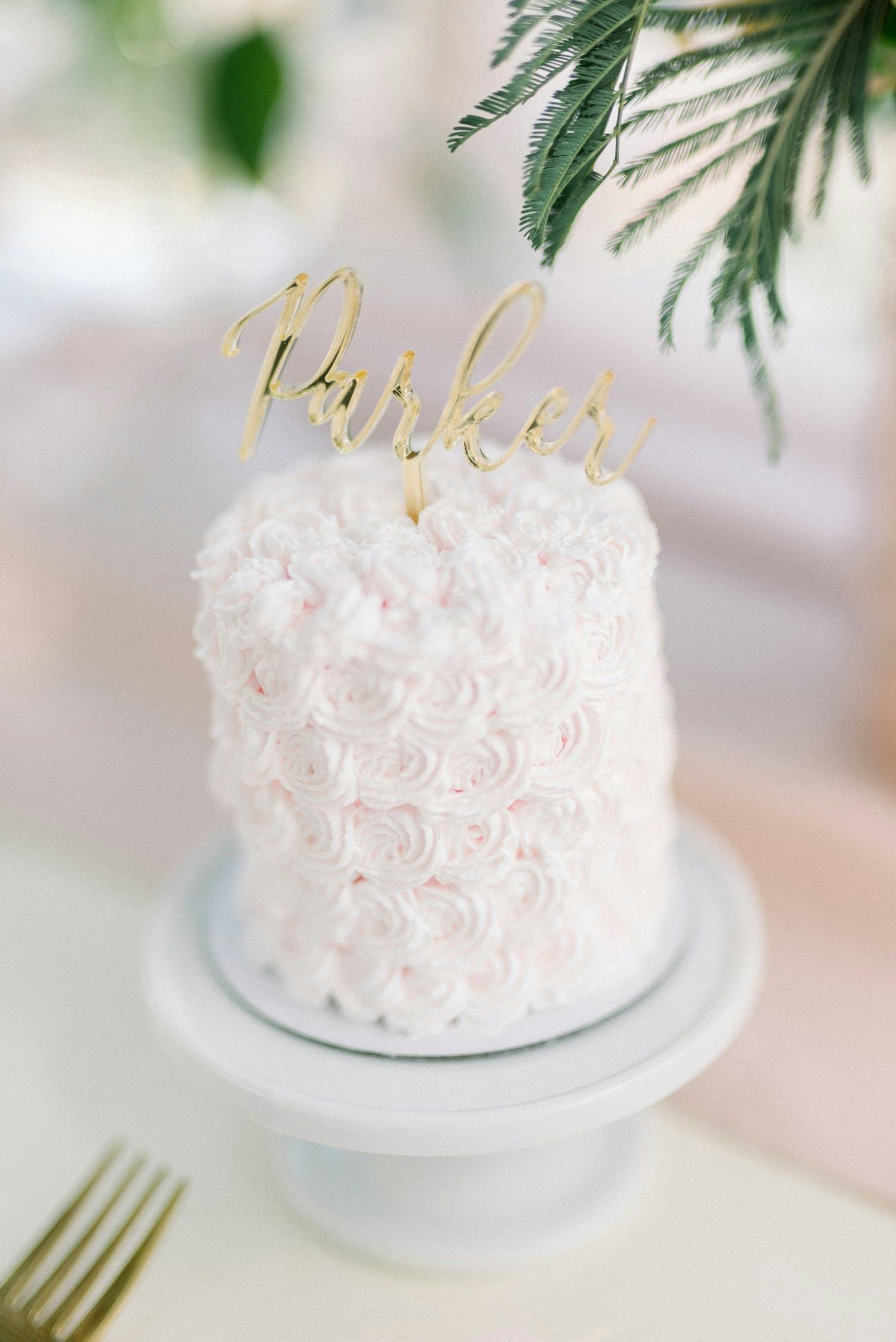 2021 placecard trend, mini cake with your guests name on it | PartySlate