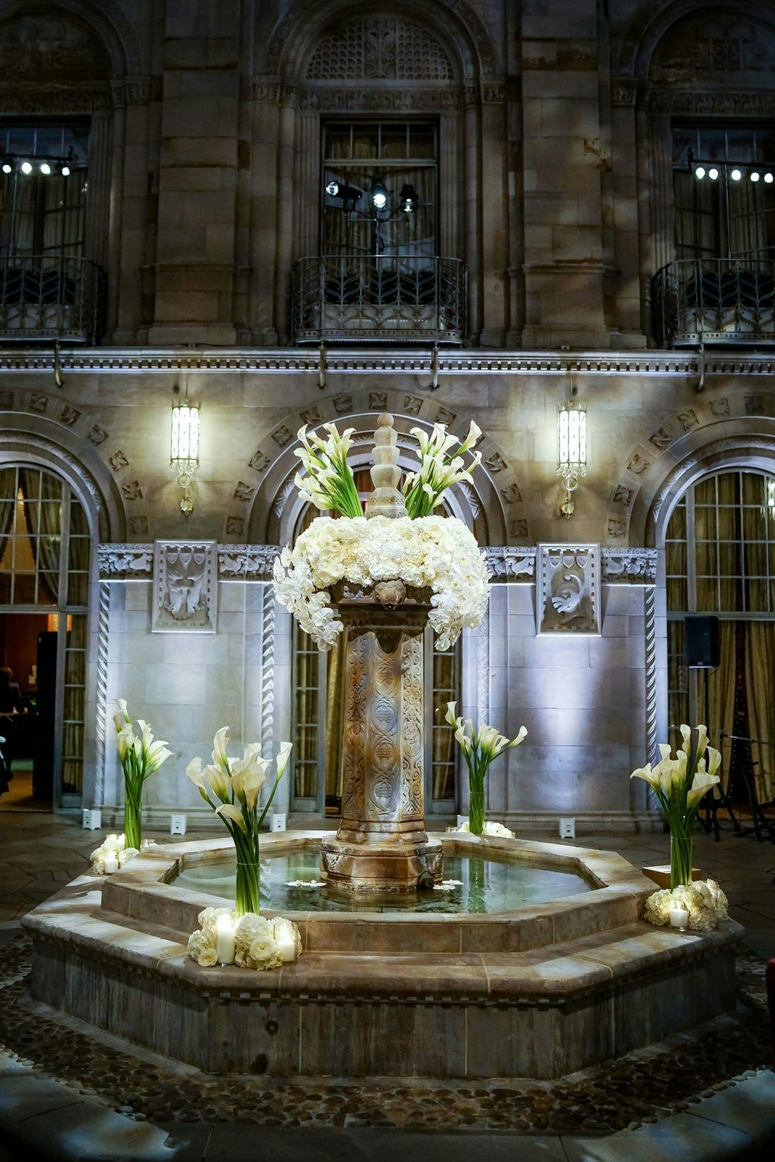 Modern Elegant wedding fountain | PartySlate