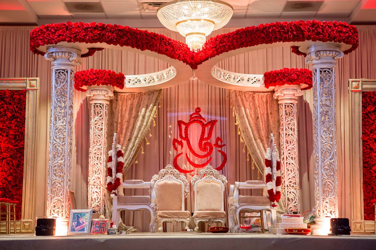 Mandap With Curve of Rose | PartySlate