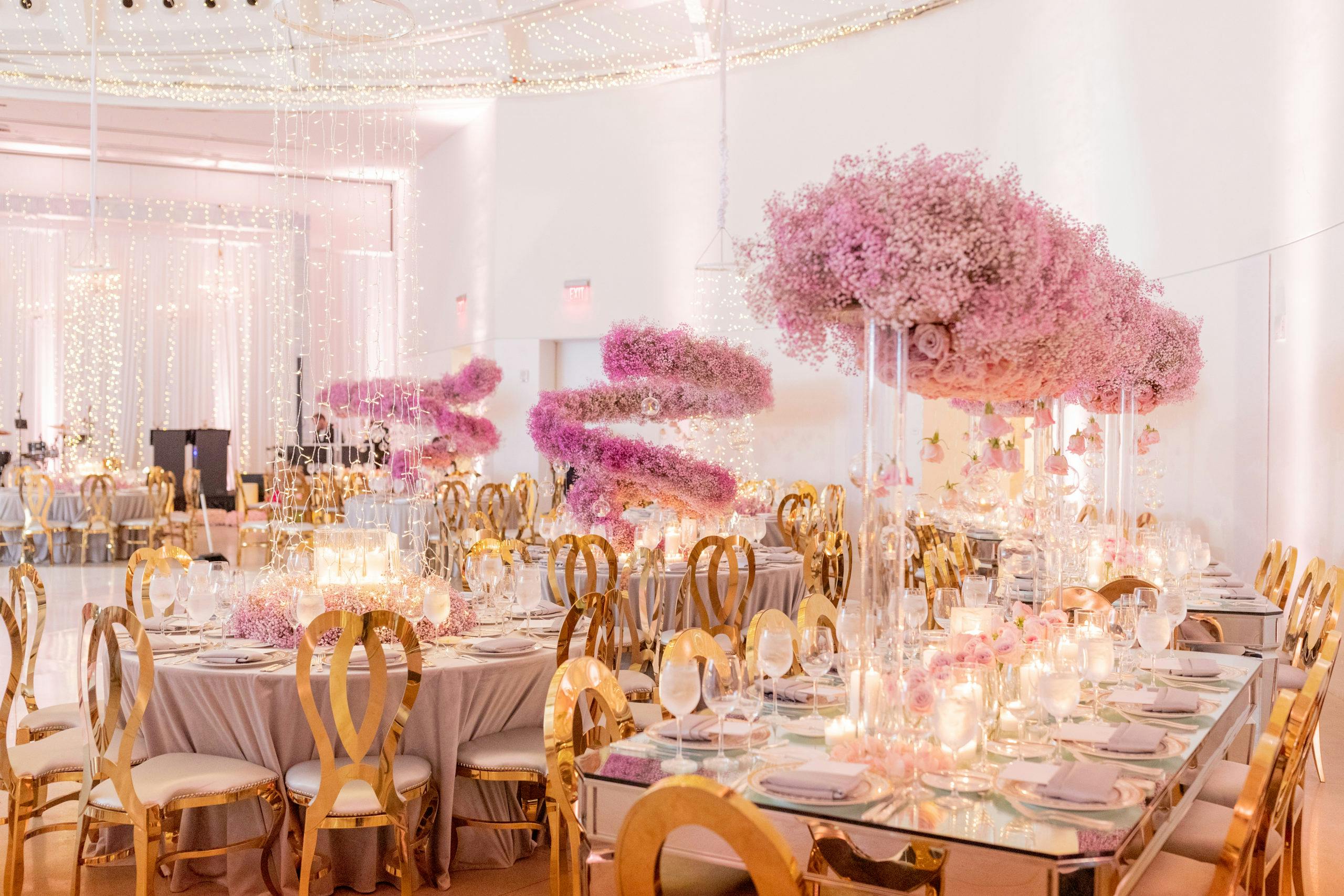 22 Ways Baby S Breath Is Reinventing Wedding Decor Partyslate