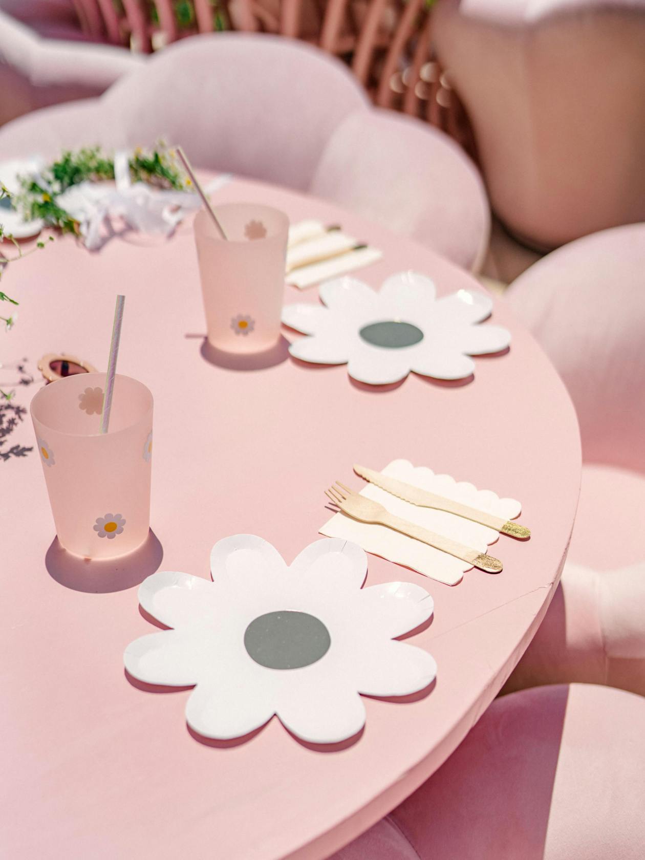 2nd birthday party with pastel colored daisy accents and plates | PartySlate