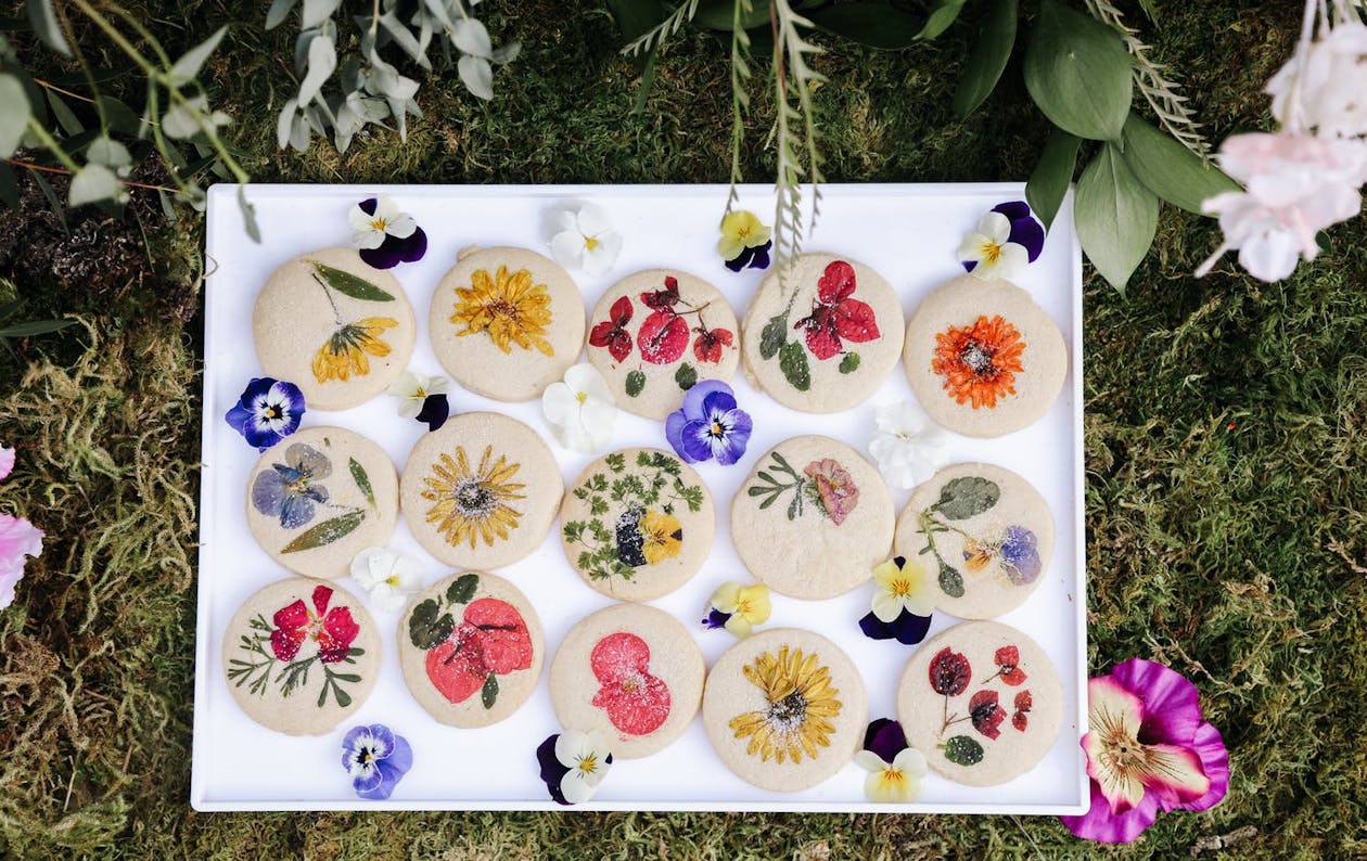 Sugar cookies with pressed flowers | PartySlate