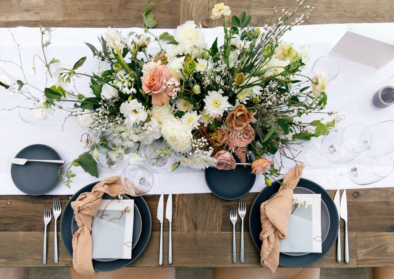Wildflower wedding centerpieces and modern tableware | PartySlate
