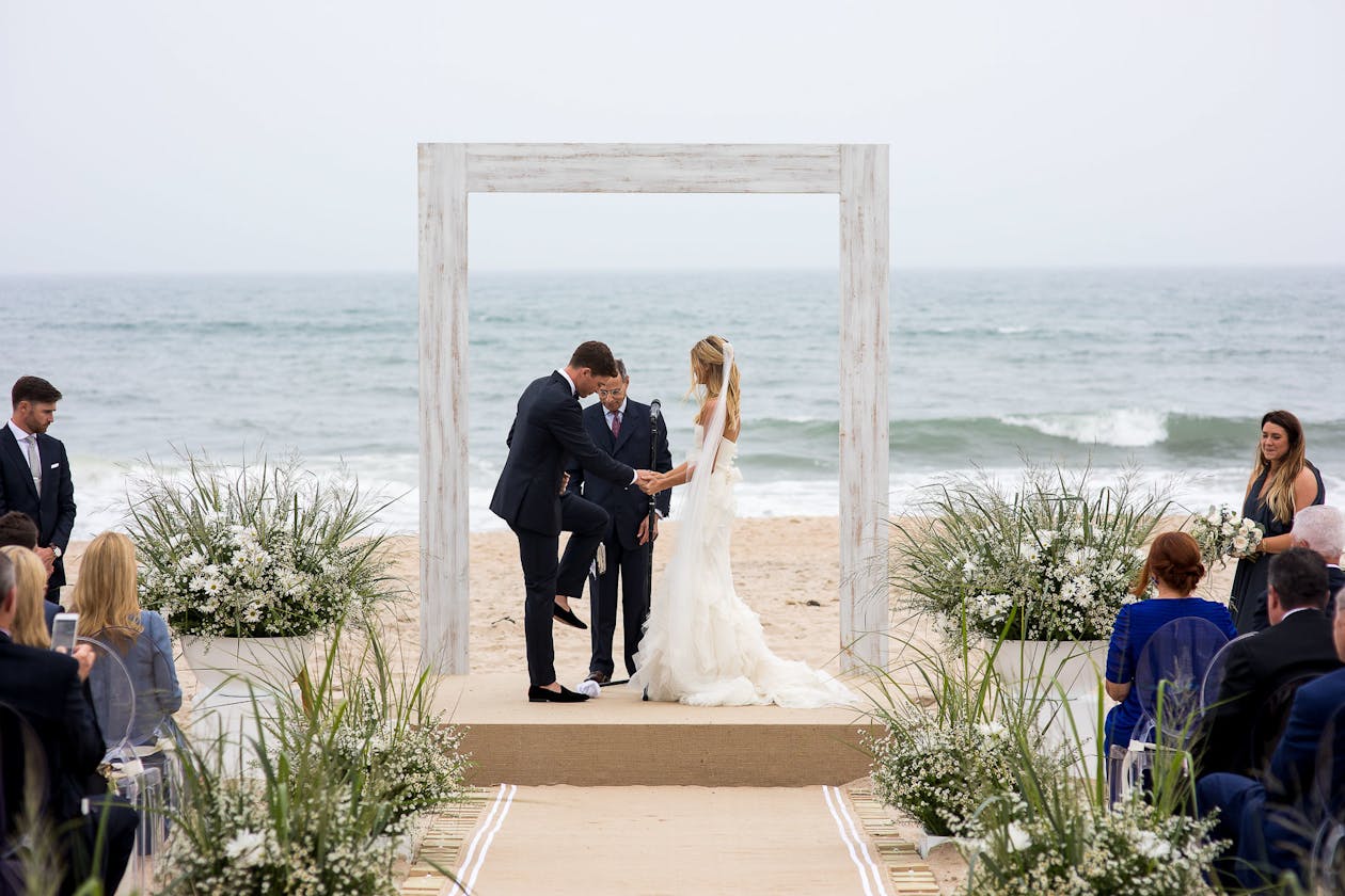 Easy Hampton wedding ceremony on the ocean | PartySlate