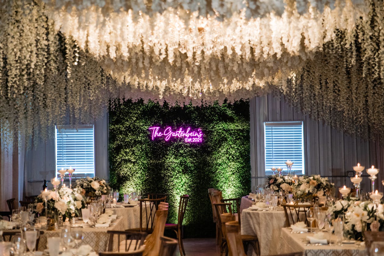 13 Beautiful Hanging Greenery Installation Ideas for Your Wedding