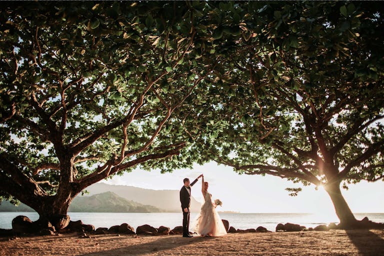 stunning outdoor wedding at 1 Hotel Hanalei Bay in hawaii | PartySlate