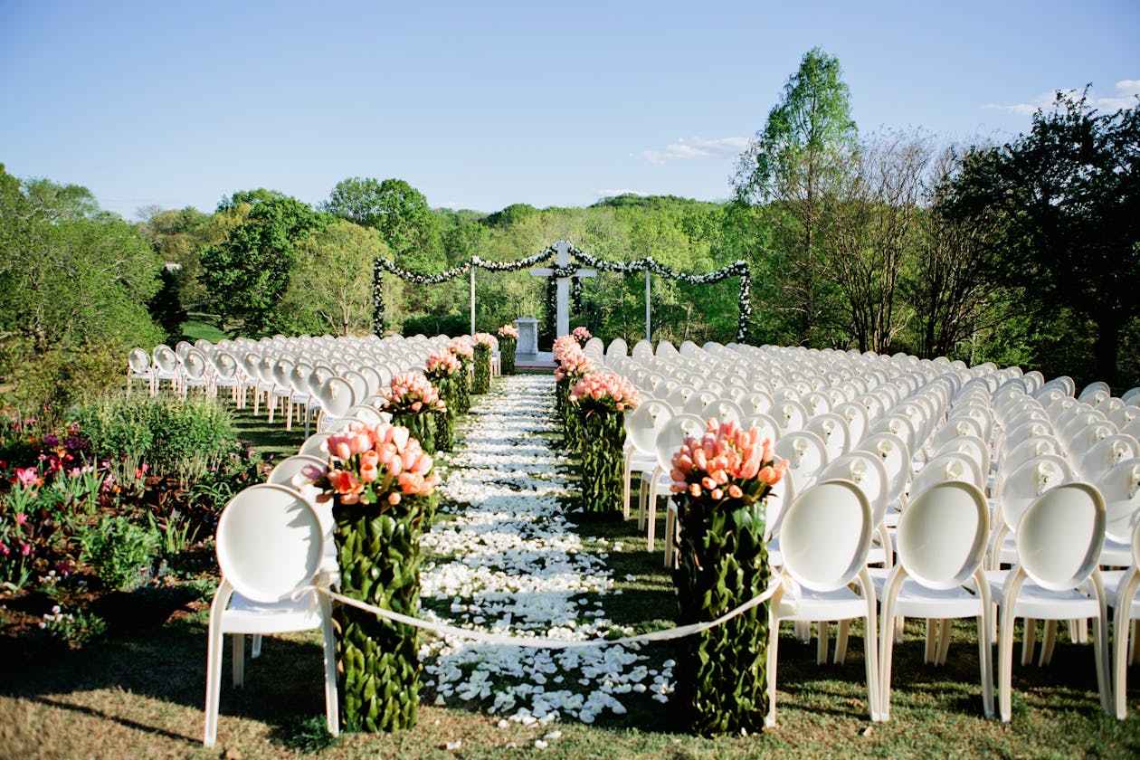 Garden Themed Spring Wedding at Cheekwood Botanical Garden & Museum of Art in Nashville | PartySlate