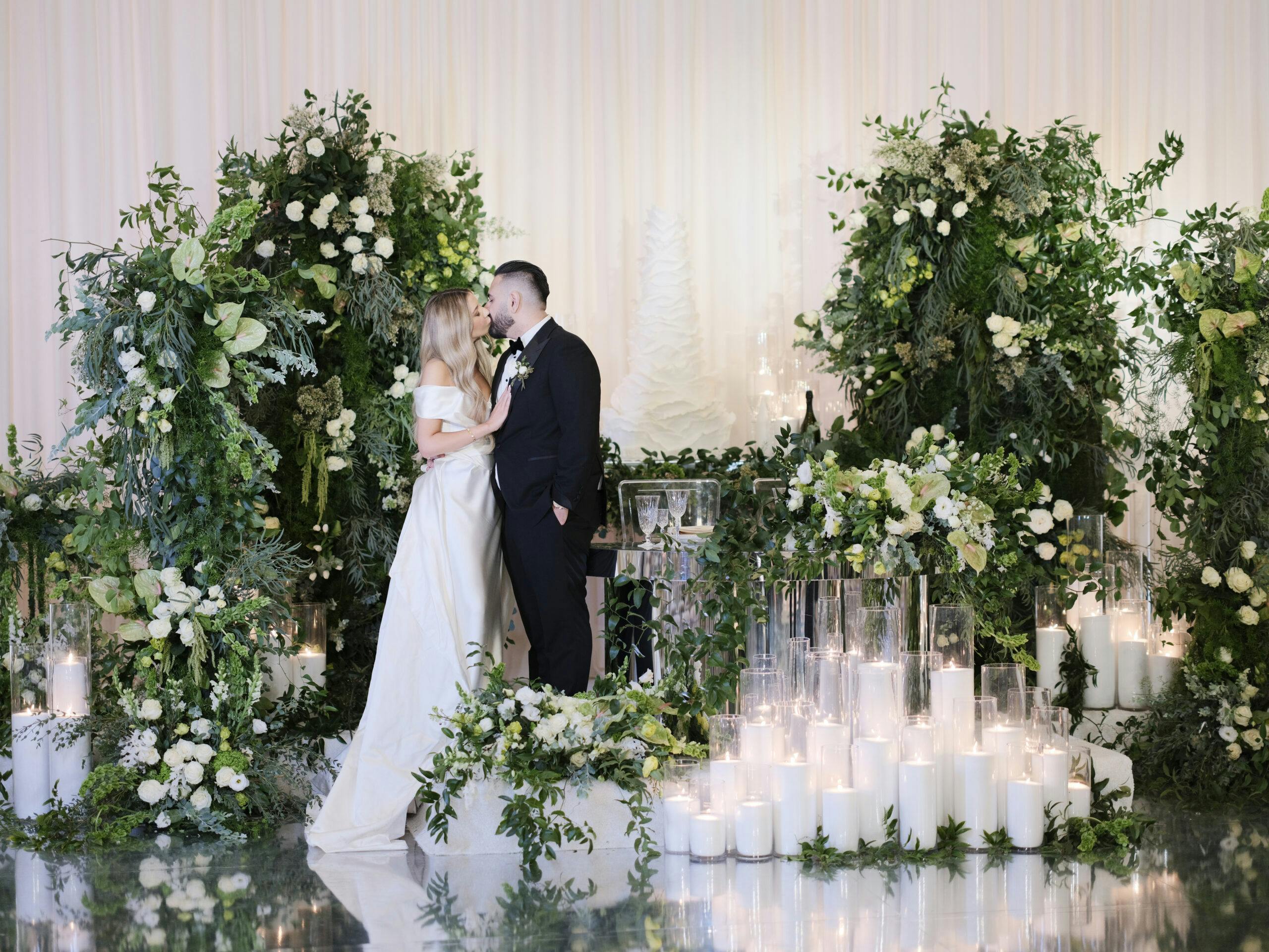 How To Style A Rustic Glamour Wedding Table With Moss and Copper