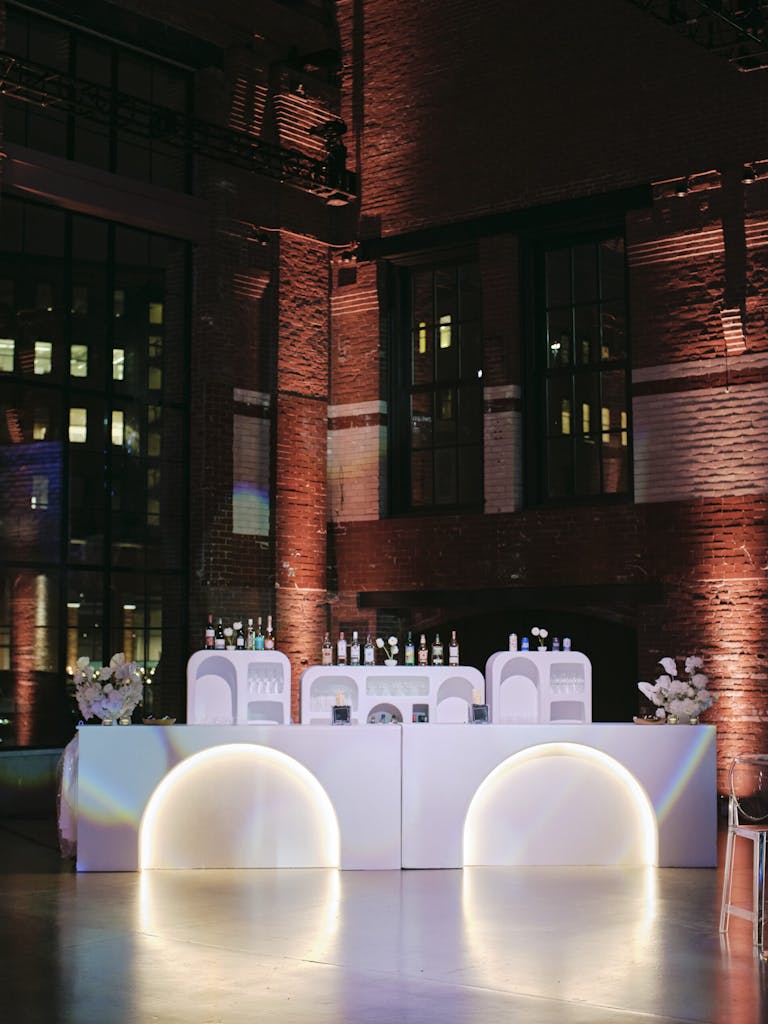 Monochromatic white bar set up